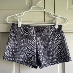 Stylish Black Snake Print Women's Shorts